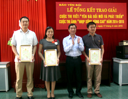Đồng chí Nguyễn Minh Tuấn - Tổng biên tập  Báo Yên Bái trao giải cuộc thi viết 